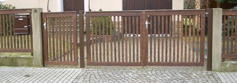 Zweiflügeltor mit Tür Stahlrahmen mit Holzbelag