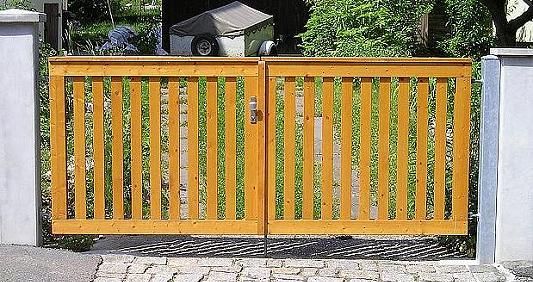 Zweiflügeltor aus Holz mit Stahlrahmen