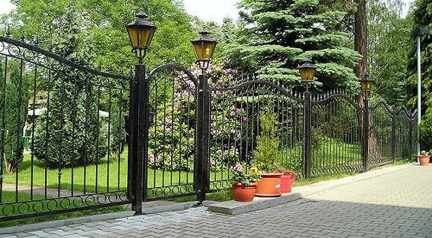 Schiedezaun mit Bögen, Ornamenten und Spitzen