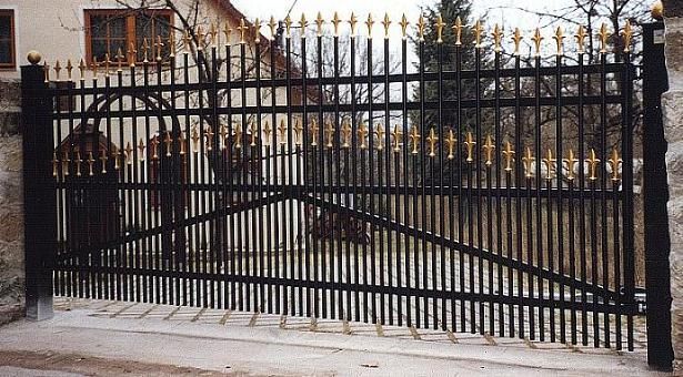 Schiedezaun mit Bögen, Ornamenten und Spitzen