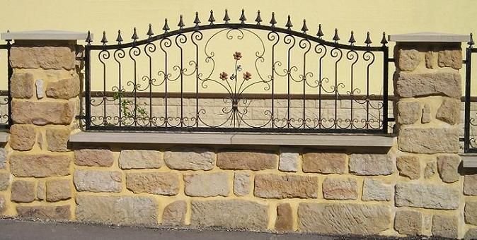 Schmiedezaun mit Bogen, Spitzen und Ornamenten