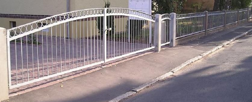 Zweiflügeldrehtor mit Bogen und Ornamenten