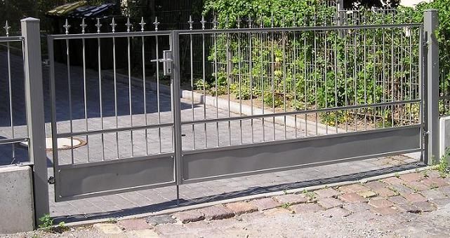 Zweiflügeldrehtor mit Zaunspitzen..