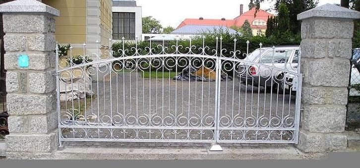 Einflügeliges Drehtor mit integriertem Gehflügel und Antrieb