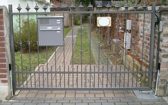 Drehtor mit passendem Briefkasten, Spitzen und einbetoniertem Antrieb