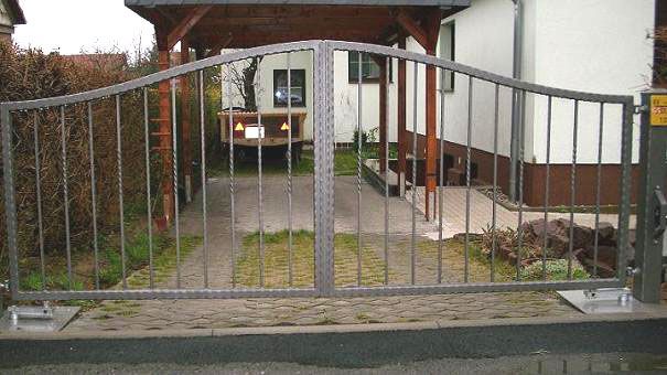 Drehtor mit passendem Briefkasten, Spitzen und einbetoniertem Antrieb