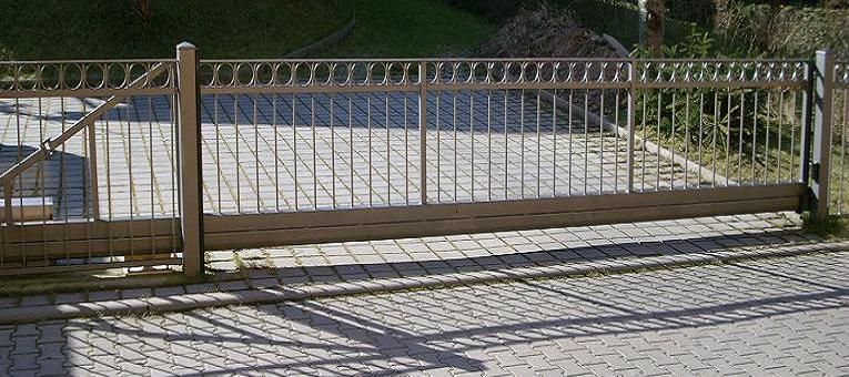 freitragendes Schiebetor mit Ornamenten