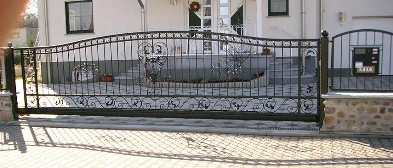 Drehtor mit Bogen, Zierblättern und passendem Briefkasten