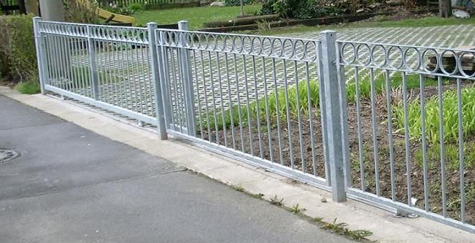 Schmiedezaun mit Schiebetor auf Rollen und Ornamenten