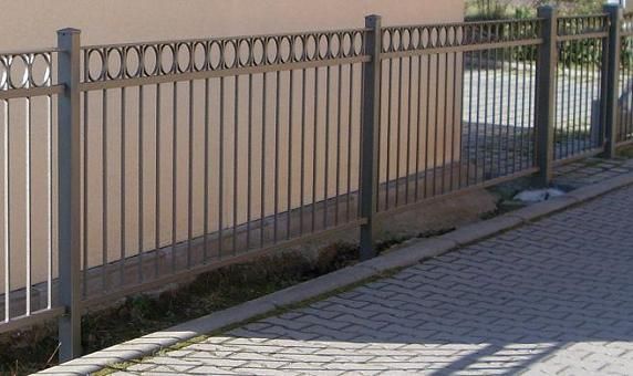 Schmiedezaun mit Ornamentreihenabschluß