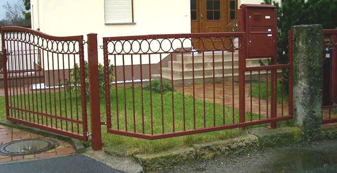 Drehtor mit Bogen und passendem Briefkasten