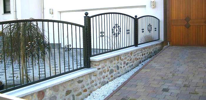 Schmiedezaun mit Ornamenten und Bögen