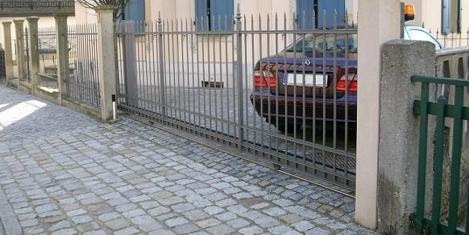 Schiebetor auf Rollen mit Spitzen