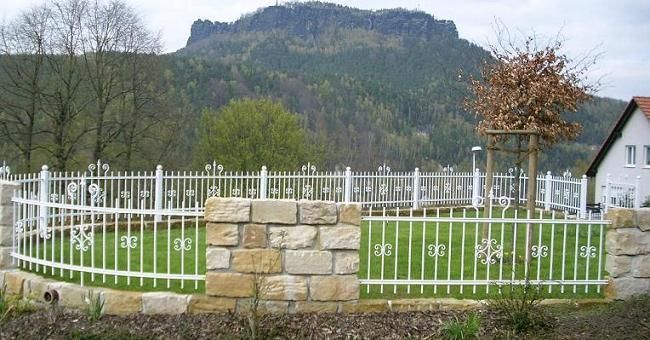 Schmiedezaun weiß mit zierenden Ornamenten