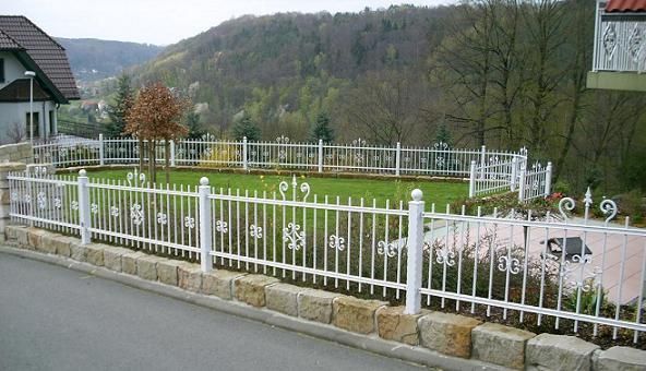 Schmiedezaun weiß mit zierenden Ornamenten