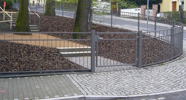 Schmiedezaun mit Drehtür