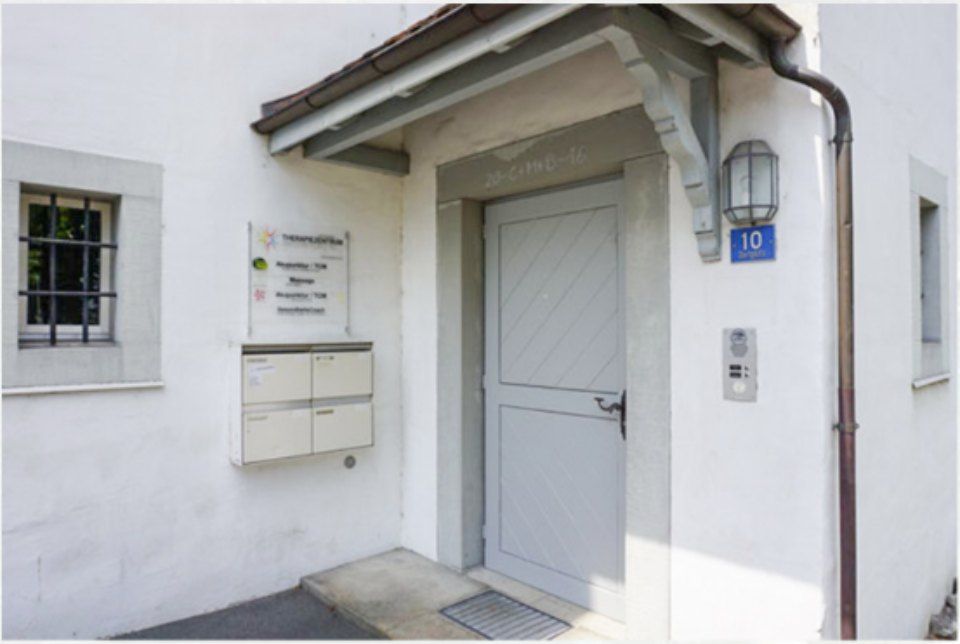 Eingangstür TMC-Praxis Erika Bucher Weh in Stans