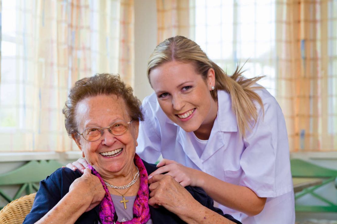 Persönliche Pflegebetreuung | Pflegerin mit einer alten Frau