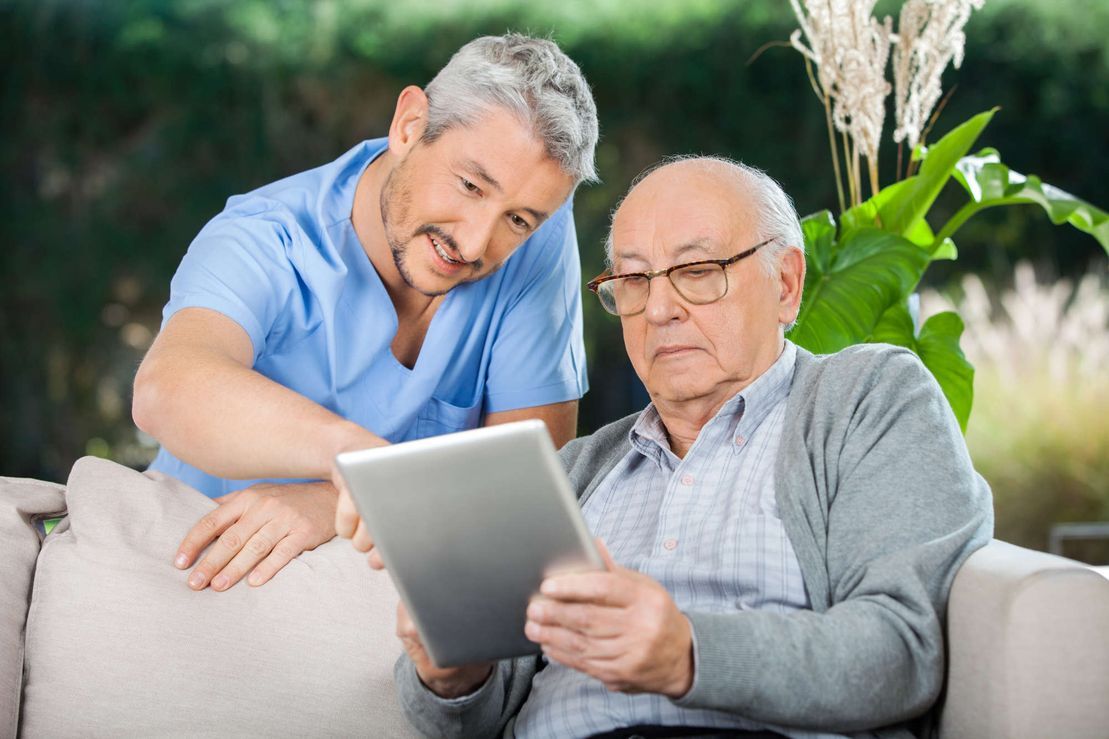 Altenpflege Umgang mit Tablet