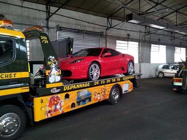 Dépanneuse avec une Ferrari F430
