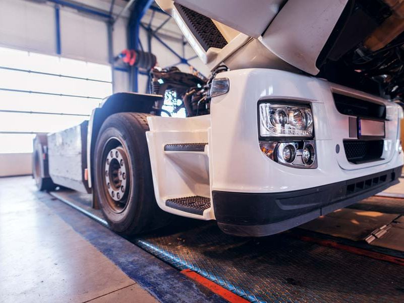 Camion dans un atelier de réparation