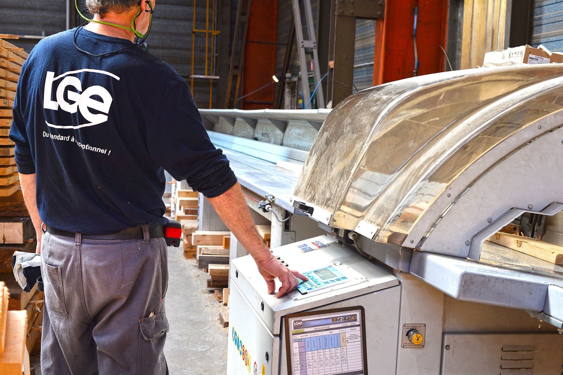 Opérateur contrôlant une machine d'emballage industriel