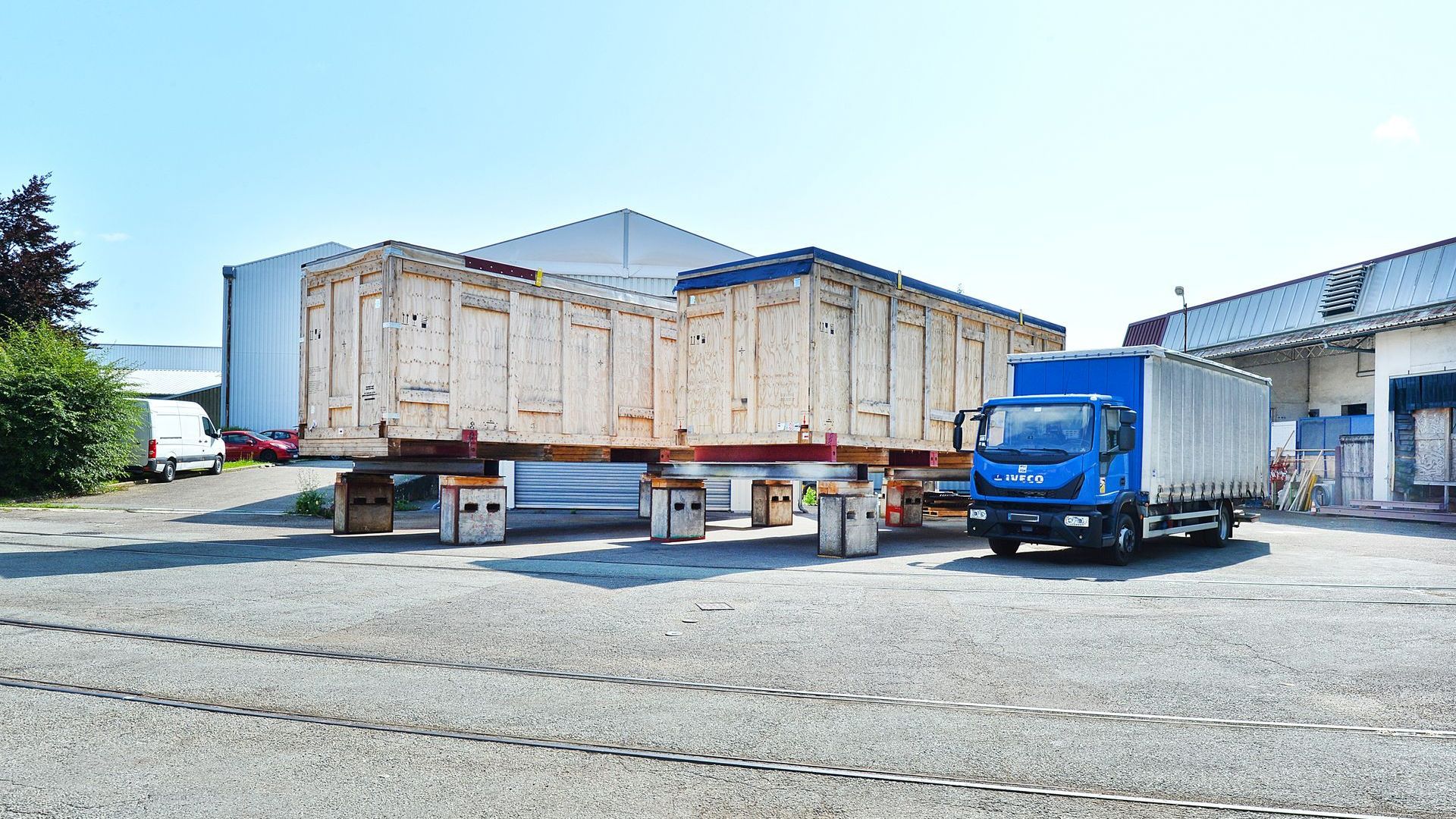 Deux grandes caisses en bois prêtes à être transportées