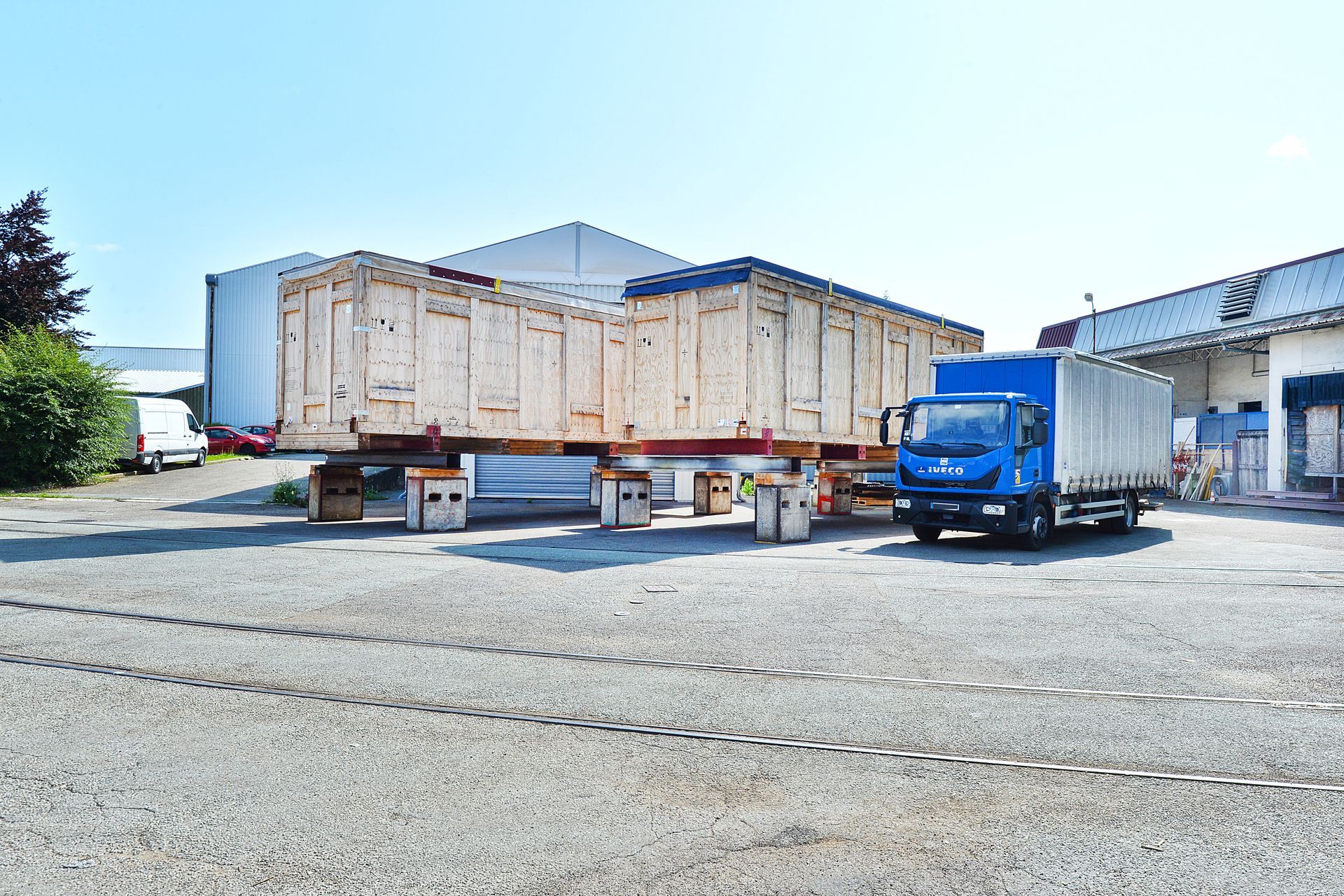 Cours du centre de stockage de l'entreprise avec deux containers