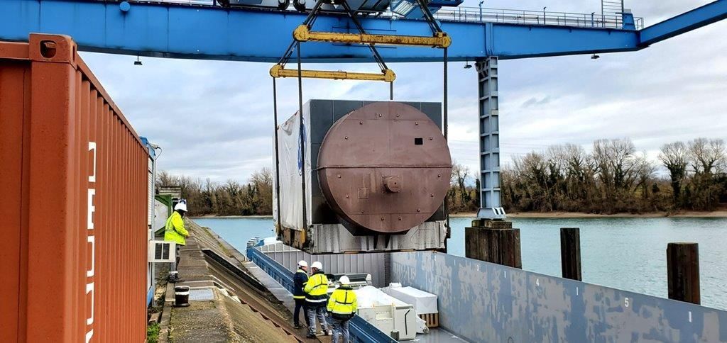 Chargement à l'aide d'une grue 
 portuaire d'une pièce de grande taille dans une péniche