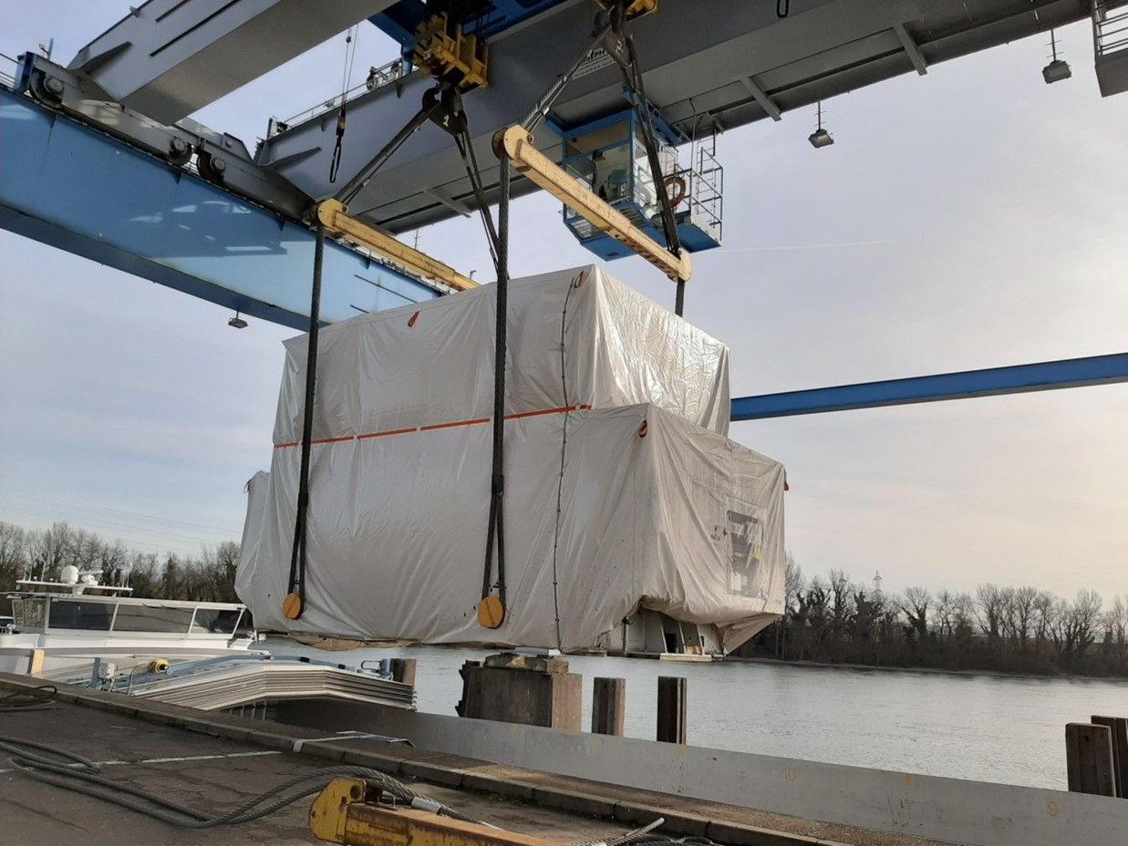 Chargement en cour d'une pièce sur un bateau