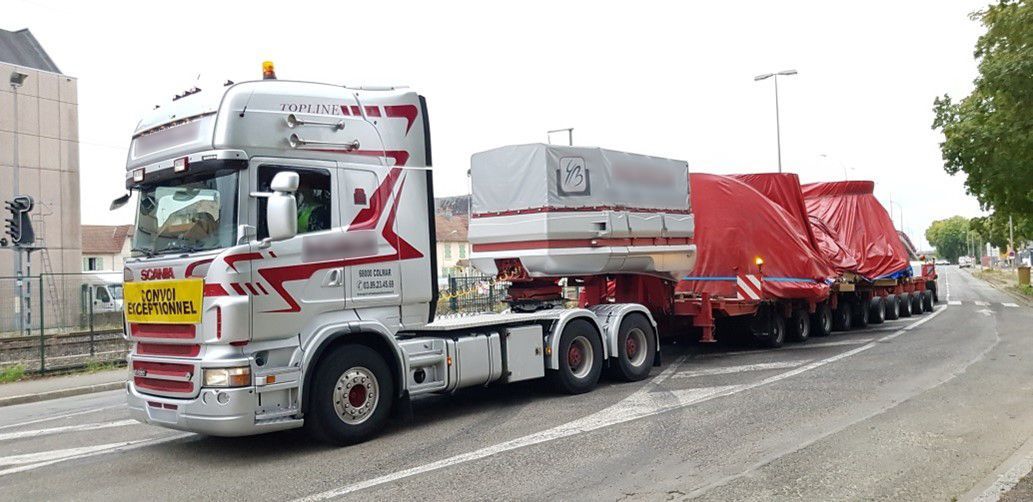 Camion de transport partant de l'entrepôt