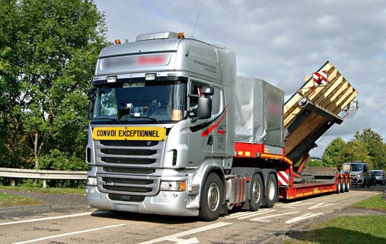 Chargement d'une caisse en bois dans un porte-container