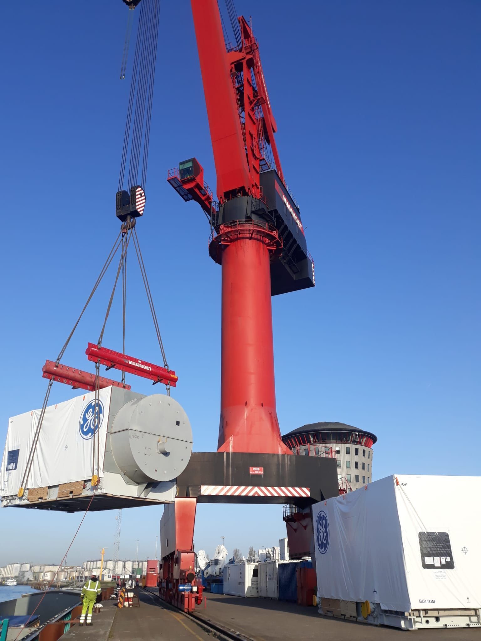 Pièce chargées à l'aide d'une grue portuaire