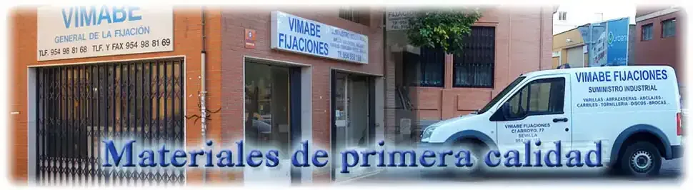 Una camioneta blanca está estacionada frente a un edificio que dice vimade