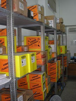 Un almacén lleno de muchas cajas y estantes.