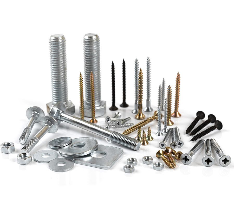Hay muchos tipos diferentes de tornillos y pernos sobre un fondo blanco.