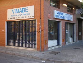 Un escaparate con un cartel que dice vimabe.