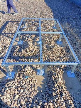 Un marco de metal está colocado encima de una pila de rocas.