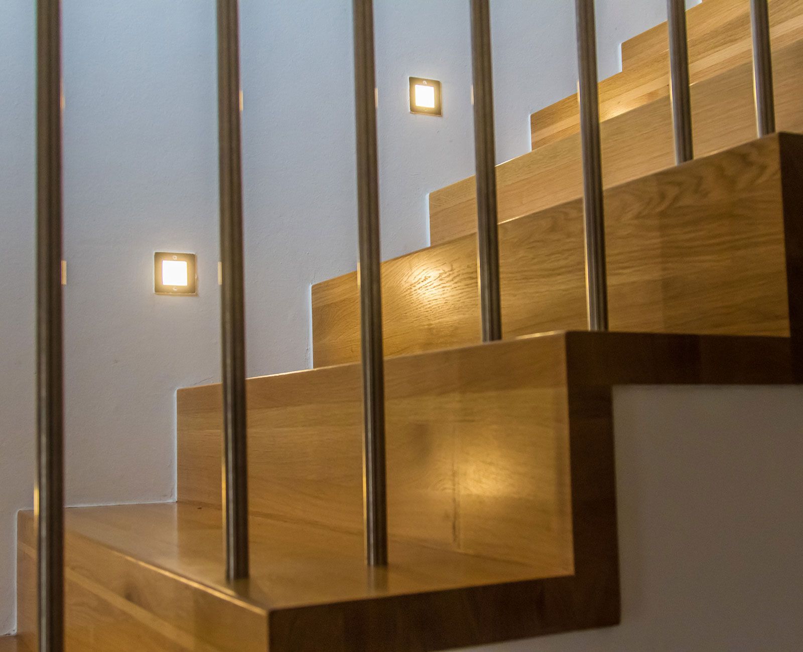 Eine Holztreppe mit Edelstahlgeländer