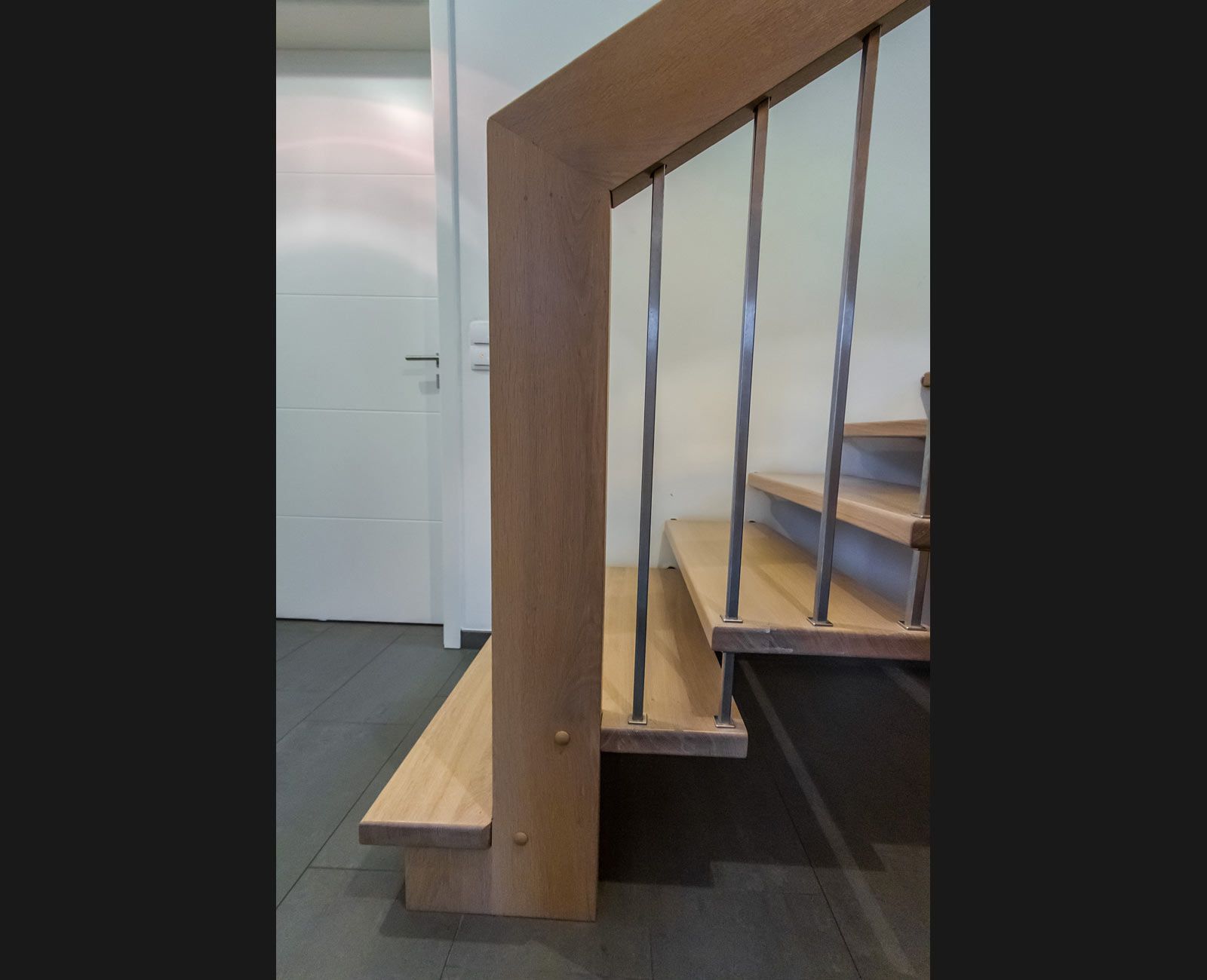 Eine Nahaufnahme einer Holztreppe mit Metallgeländer