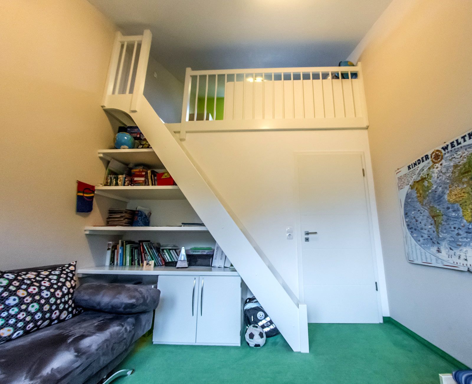 Ein Wohnzimmer mit einer Treppe, die zu einem Hochbett führt