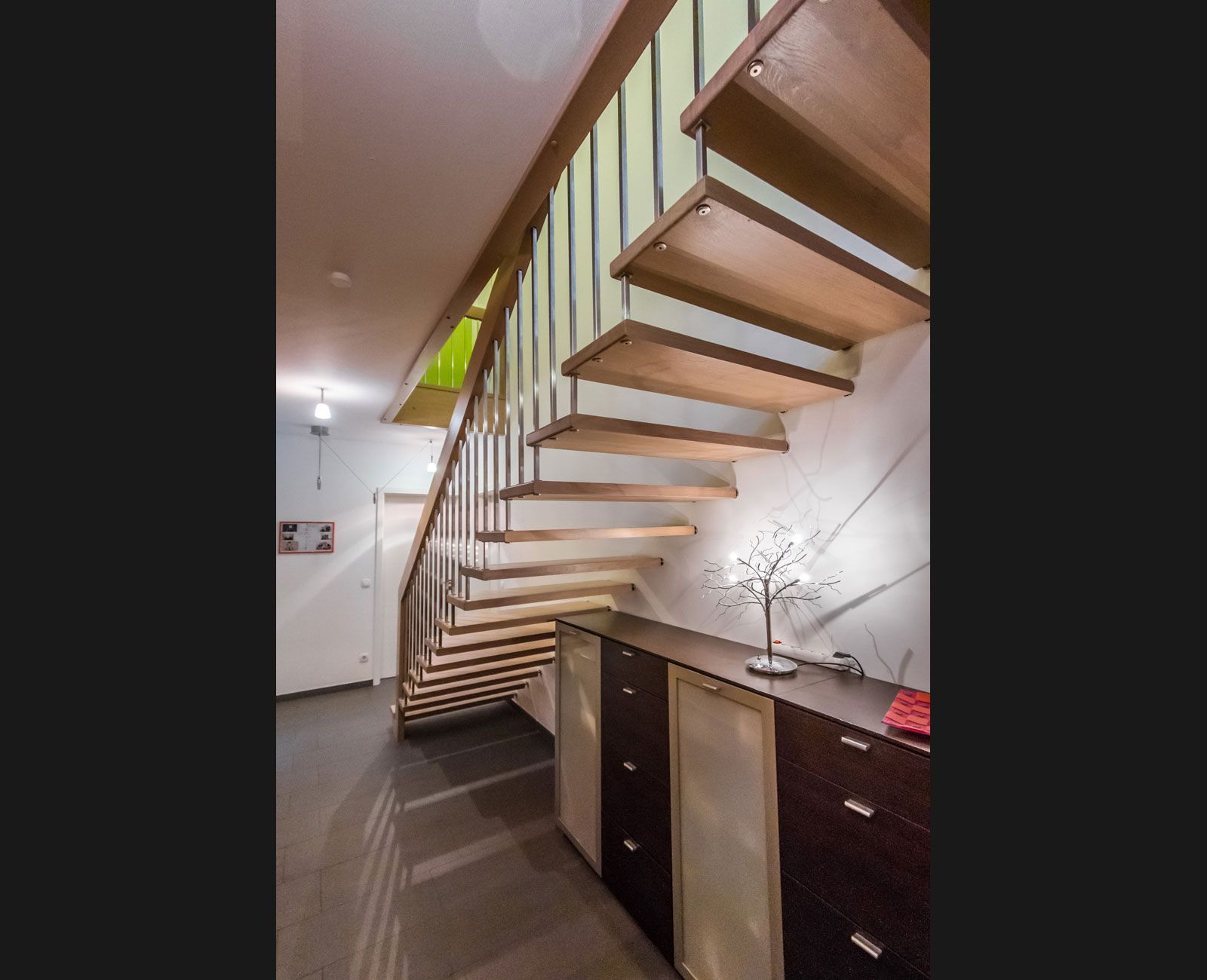 Eine Holztreppe, die in den zweiten Stock eines Hauses führt