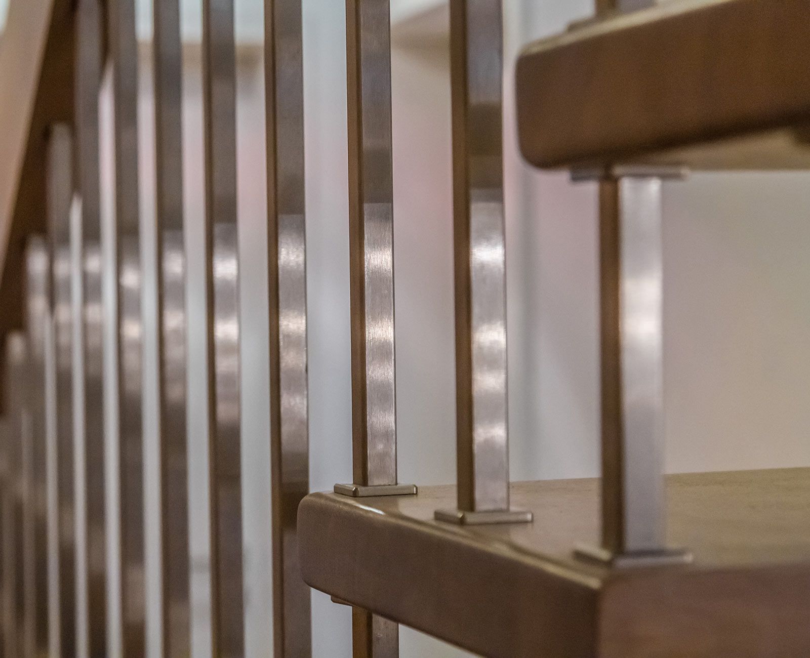 Eine Nahaufnahme einer Holztreppe mit einem Metallgeländer.