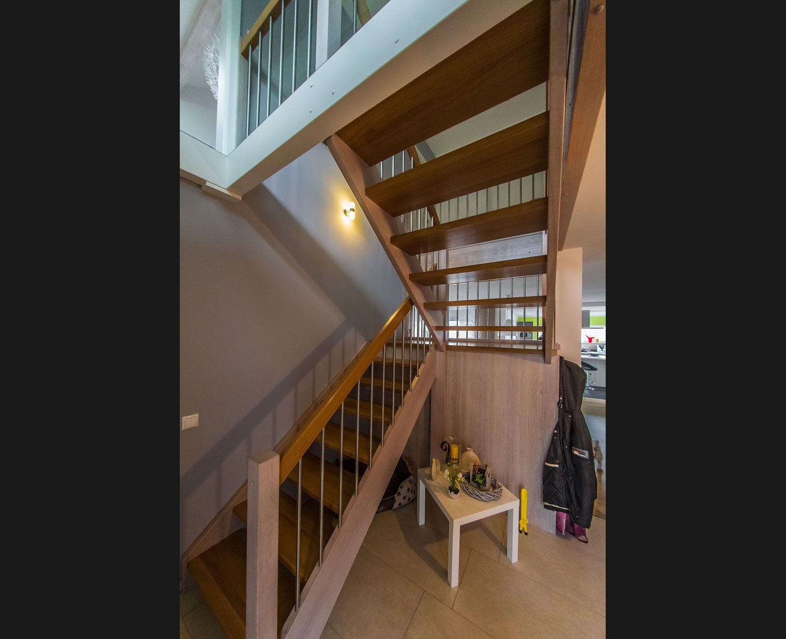 Eine Holztreppe, die in den zweiten Stock eines Hauses führt