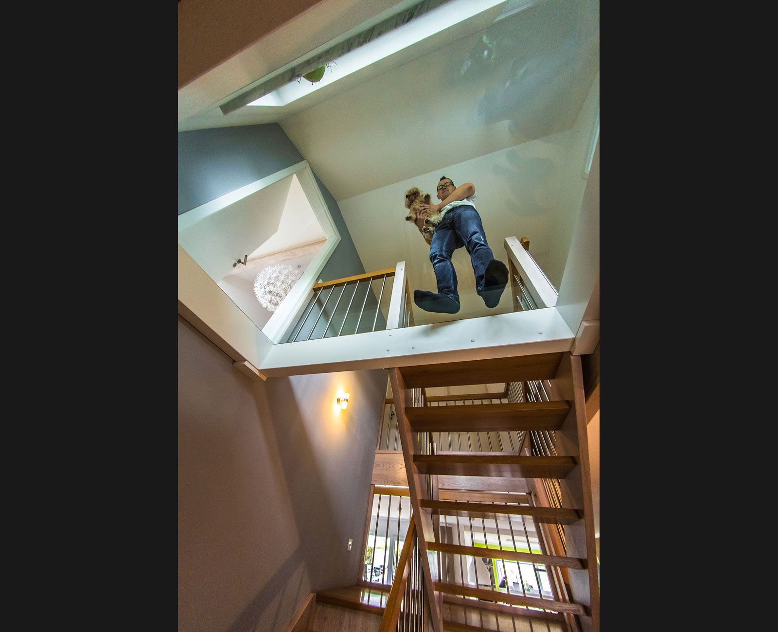 Eine Person steht auf einer Holztreppe.