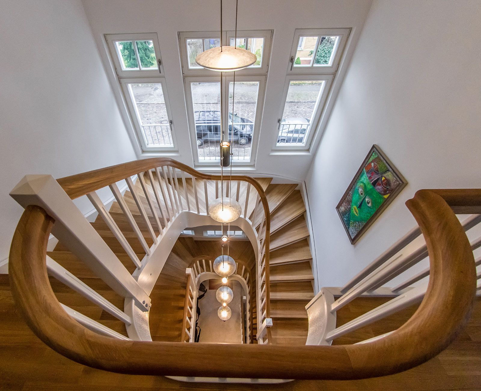 Eine Luftaufnahme einer Wendeltreppe in einem Haus