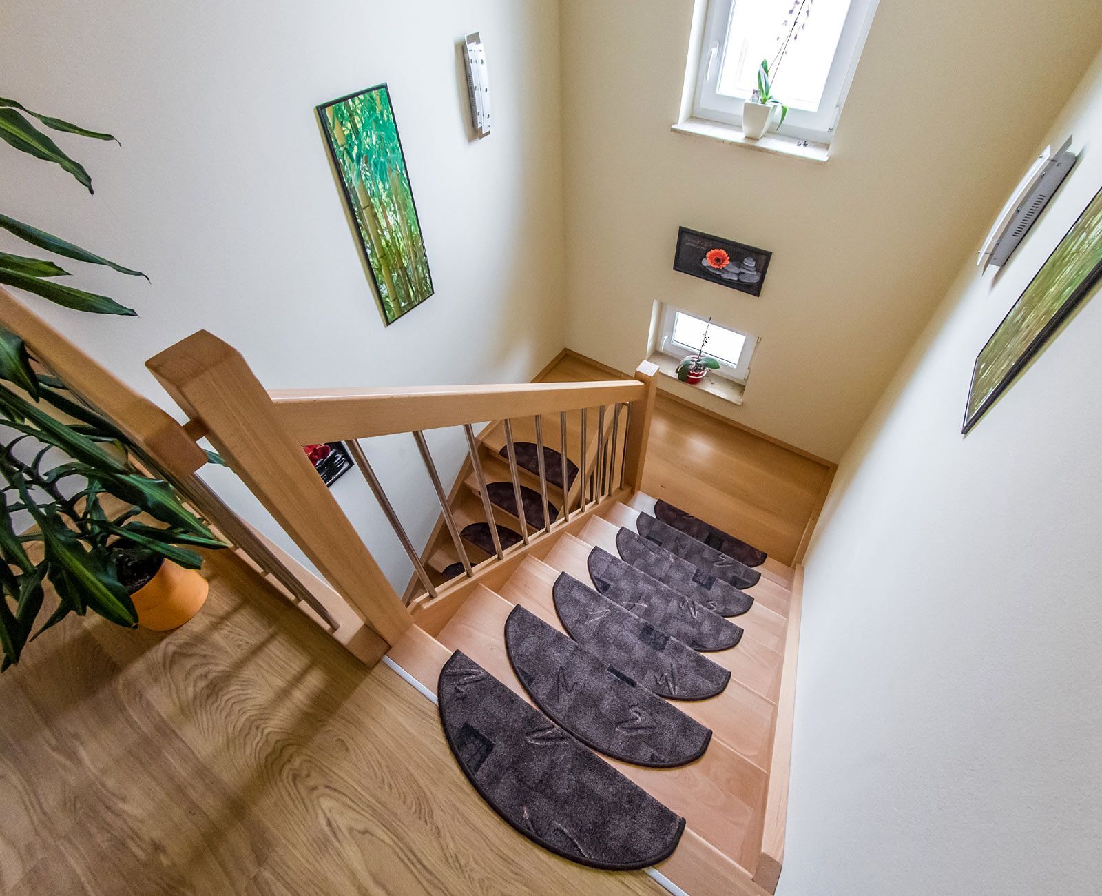 Eine Holztreppe mit einem Teppich auf dem Boden