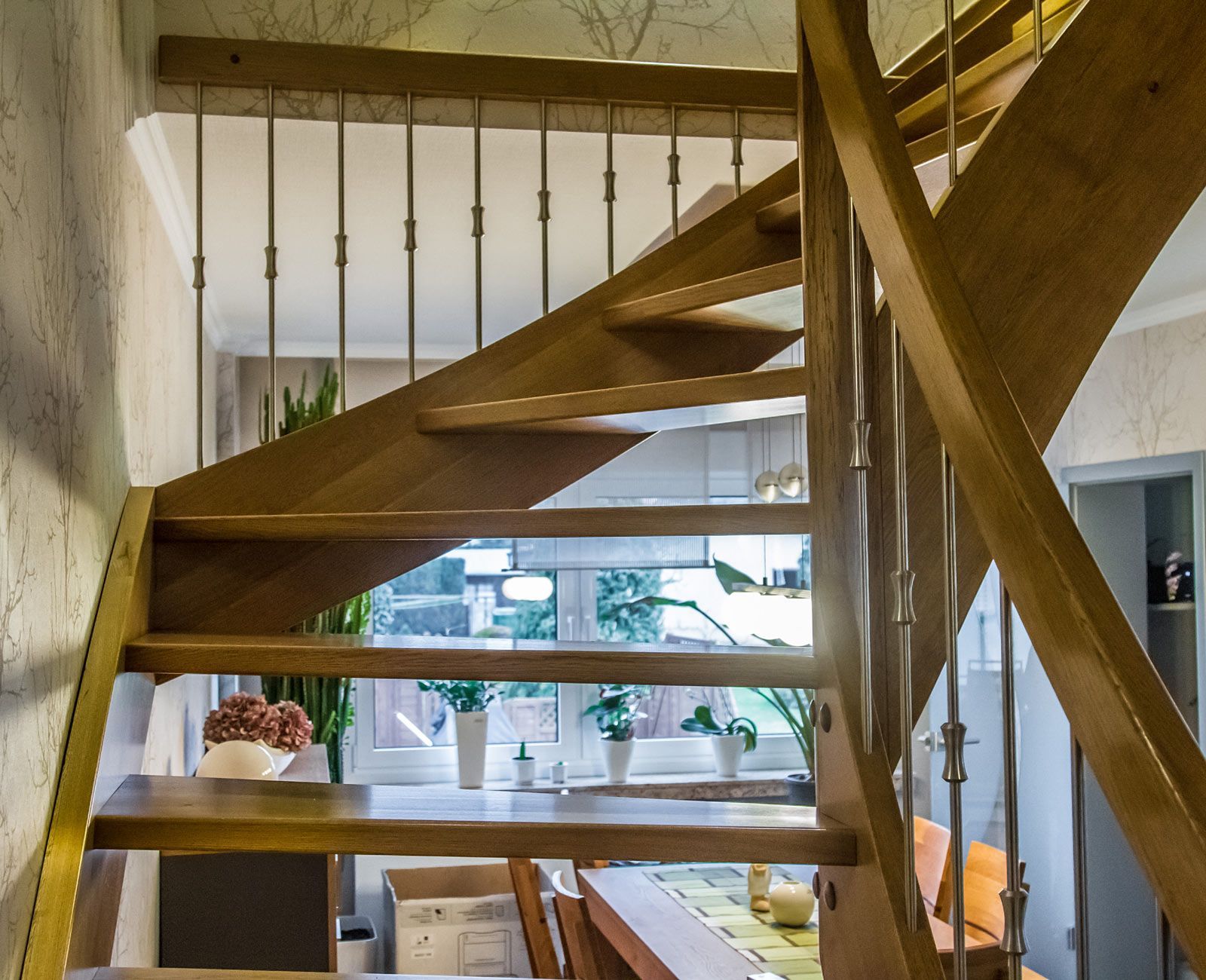 Eine Holztreppe, die in den zweiten Stock eines Hauses führt