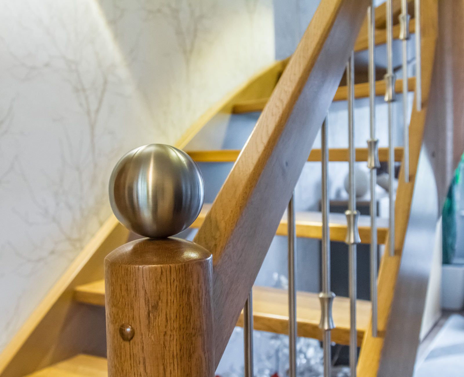Eine Nahaufnahme einer Holztreppe mit einem Metallgeländer