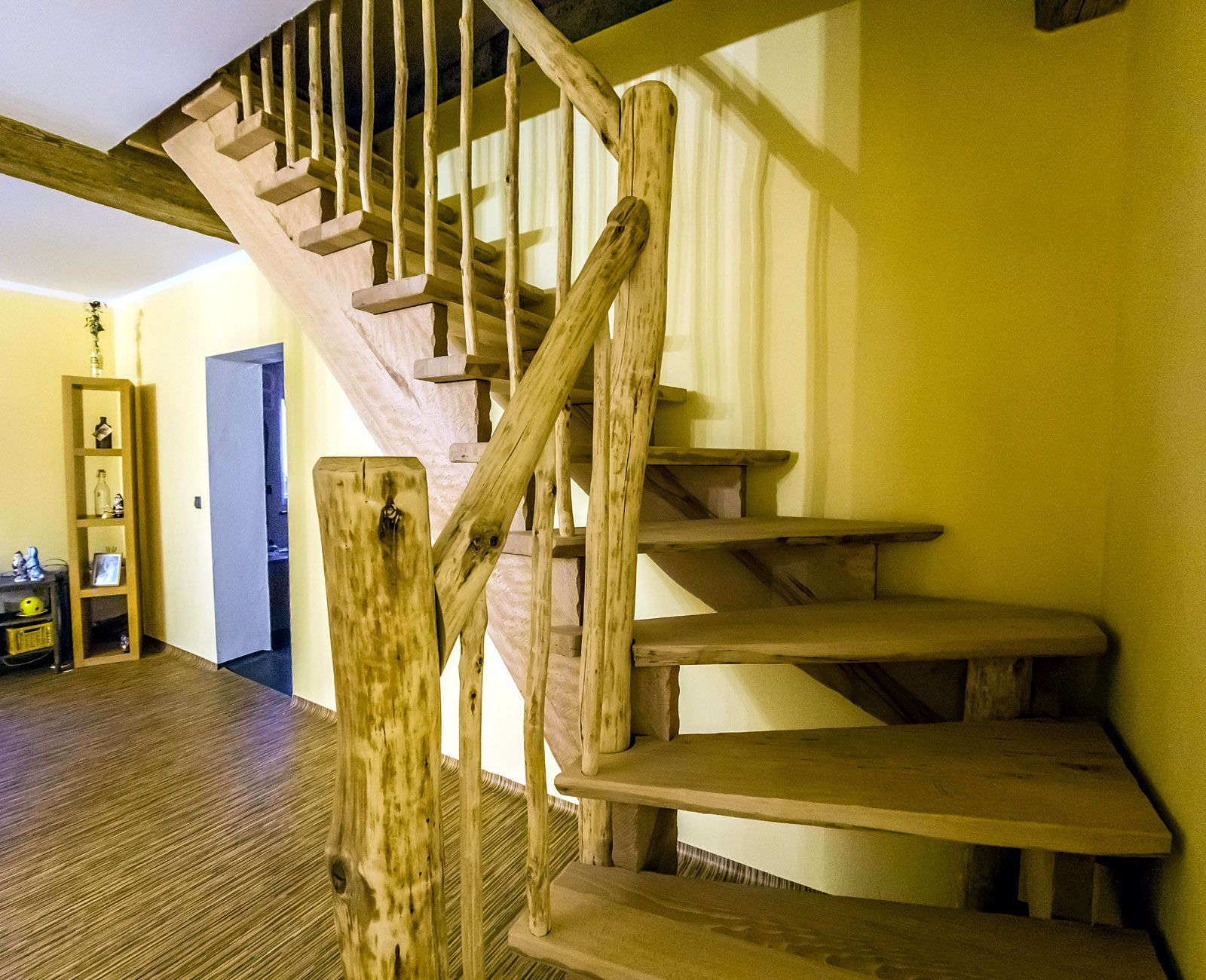Eine Holztreppe in einem Raum mit gelben Wänden